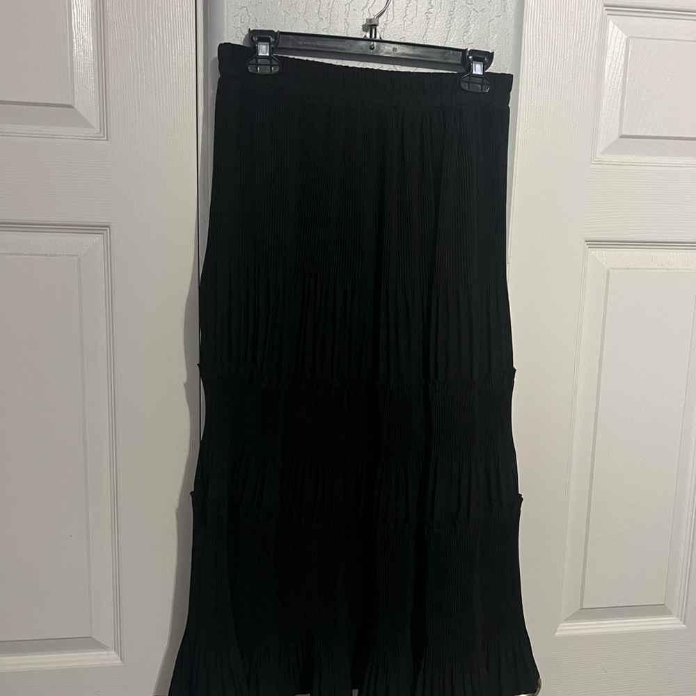 Chic Black Tiered Midi Skirt
